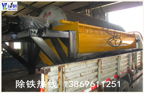 抛丸机永磁筒式磁选机工作原理：  　　经原料矿石筛选后由进料器从干式磁选机的顶部,通过料斗连接,在流动到顶部的辊子松动,状态下降时,铁磁性材料通过重力和磁力,快速落在滚筒上,并吸附在滚筒表面.  　　非磁性有色金属材料在重力作用下落在磁性材料的外面.这些材料随着筒体的旋转,非磁性材料在重力作用下从气缸下落,在滑槽中.含铁磁性材料吸附在圆筒的表面上并继续旋转,直到其不具有磁力.材料从带式输送机排出,并最终分成含铁材料和无铁材料.  　　3.抛丸机永磁筒磁选机实验  　　潍坊c7网页版-c7(中国)配备各类选矿实验的磁选设备,型号齐全,优质低价,可定制,并且公司成立了大型选矿实验室,可以普通的金属矿物和非金属矿物加工在机器上和实验室为客户分析其成份,并为客户推荐客户使用相关型号.