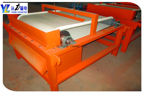 1.小型干式磁选机受欢迎的原因  　　1.1.由于近期铁矿石价格继续上涨,磁选矿机的节能效率提出了新的要求;  　　1.2.小型干式磁选机市场,不仅为用户降低投资成本,而且可以创造相当的经济价值.  　　1.3.小型干式磁选机的普及,使得一些老式磁选机逐渐淘汰.  　　1.4.c7网页版-c7(中国)提供完善的生产小型干式磁选机,所生产的设备得到了广大用户的广泛赞誉,该设备采用永磁系统,采用移动式式运行方式提高了材料的利用率.  　　1.5.小型磁选机设备在行业中推动新型设备的发展,进一步满足除铁工业的需要,并在除铁工业的应用中发挥了很大的推动作用  　　2.矿用小型磁选机价格与磁系的关系  　　2.1磁选机的价格和磁块的尺寸是密不可分的,有很多用户不明白与磁块的关系,今天远力小编给你一个详细分析它们之间的关系,磁管包括磁块和圆筒,我们先核算下成本价格,磁块的价格还没有下降,一块高强磁的磁强度会几百块钱,这样我们可以计算出来.  　　2.2磁选机滚筒的尺寸越大,所需磁铁的磁场强度越大,磁性块越高,磁铁的强度要求也越高,使得磁选机的价格由气缸的成本决定.