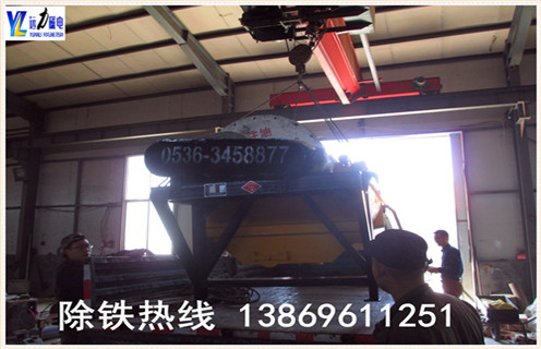 2.c7网页版-c7(中国)专业生产各种设备   干式磁选机,湿式磁选机,赤铁矿磁选机,褐铁矿磁选机,镜铁矿磁选机,锰矿磁选机等.拥有精良的加工设备,雄厚的科研力量,先进的工艺编排和现代化的管理,是磁选机设备定点生产企业.我们为客户提供优质的售前技术服务,认真介绍各种设备的技术特点.要求及用途,为客户提供详尽的设备配置和合理的报价,在保证质量的前提下尽量降低客户的投资成本.我厂有各类小型磁选机试验设备,可为用户免费做选矿试验.