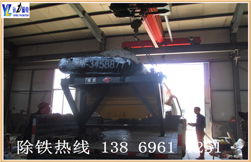 为什么普通型干式磁选机的跑尾情况比较高,潍坊c7网页版-c7(中国)生产的干式磁选机具有磁系设计结构先进.整机重量轻.运转快速可靠.而且维修方便.干式磁选机非常适用于干旱缺水地区, 这样不仅能够节省水资源,而且能够为客户降低选矿成本,为超贫磁铁矿开采和利用开辟了一条新途径.​