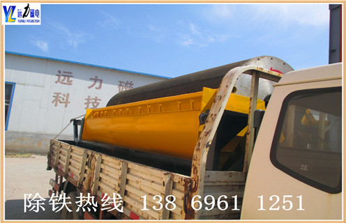 .远力干式磁选机新型设计,减少尾矿跑尾  　　c7网页版-c7(中国)
独创的专利技术,采用吸附.去杂.提纯.脱磁4段复合磁系的排列方法,采用优质铁氧体和钕铁硼材料与稀土磁钢复合而成.此种磁系排列方法可广泛应用于贫磁铁矿的富集提纯.河沙选铁.钢渣提纯.钛铁矿分离等,干式磁选机非常适用于干旱缺水地区,节省水资源,降低选矿成本,为超贫磁铁矿开采和利用开辟了一条新途径. 采用独有变频调速电动机,使用寿命长,运行故障低,可随时调节粗精矿品味高低