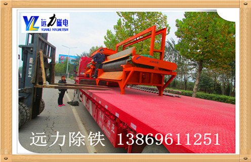 　锰矿全自动湿式磁选机是针对弱磁性矿物研发而成的永磁设备,磁性材料采用钕铁硼,所以该设备磁性大,最高场强可达到16000高斯,不易退磁处理量大.c7网页版-c7(中国)生产的锰矿全自动湿式磁选机在菱锰矿石的选矿提纯方面采用磁选的选矿方式,具有其他选矿方法所不能代替的选矿优势,是分选锰矿和其他弱磁性矿石的理想的选矿设备.  　　1.锰矿全自动湿式磁选机优势  　　1.1具有较高磁感应强度,磁系全部使用钕铁硼磁性材料,能实现较高的回收率,以达到粗选或扫选的目的  　　1.2小极距.多磁极交变磁系设计,能在选矿过程中有效防止机械夹杂  　 1.3根据物料特点及选矿要求可选择顺流.逆流.半逆流槽体  　　1.4活动式槽体,能根据物料的变化方便调整磁滚筒与槽体间的排矿间距,进而调整精矿品位及设备处理量  　 1.5精矿排矿可使用高压水冲或毛刷卸矿两种方式,以实现强磁性矿物有效卸矿