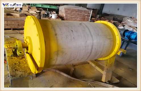 　永磁滚筒选择对的厂家成就一番事业,在竞争力度日益激烈的选矿行业,仍旧有很多用户是以惨状的失败而告终,甚至是投资成本都收不回来.面对这种情况,不禁令人惋惜.是什么造就了一场场失败?是不懂.对选矿设备的使用技术与方法的不懂?作为一个磁选设备生产厂家,我们不得不一而再再而三的重复永磁滚筒设备的正确使用方法.进而让更多的人受益,让更少的悲剧产生. 　　1.永磁滚筒在使用中常由于一些故障或者操作不当导致效率低或者回收率低,这些问题技术专家一眼就可以看出来,如何进行正确的解决还是需要从源头做起.下面听听山东c7网页版-c7(中国)的技术专家如何改进这些问题.