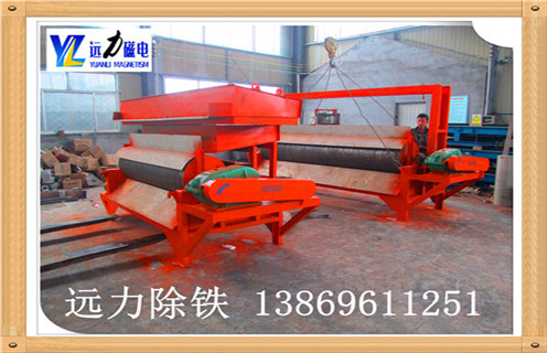 滚筒是永磁磁选机的核心部分,是影响磁选设备高效分选的重要指标,滚筒主要包括筒体.磁系.轴承,针对我公司的磁选设备滚筒的详细分析,c7网页版-c7(中国)小编温馨提示如下： 　　1.永磁磁选机材质：  　　皮为5mm厚优质不锈钢板(1Cr18Ni9Ti),外包5mm厚高耐磨硫化橡胶,采用在硫化罐内直接硫化工艺制作,粘结强度高,使用过程中不会出现大块脱落现象,使用寿命3年以上.端盖为离心铸造铝合金,材质密实,无砂眼.气孔缺陷.  　　2.永磁磁选机制作工艺：  　　筒皮与法兰焊接后采用整体加工工艺,保证了筒体的平行变和重直变,对行长轴承寿命有了可靠保障.端盖与法兰间采用密封垫加密封胶工艺,确保筒体不进水,大大长磁系的使用寿命.  　　3.永磁磁选机磁系的材料选择：  　　磁性材料全部采用国内知名厂家生产的高性能.高矫顽力.高剩磁的Y30BH铁氧体和N40H钕铁硼材料,保证磁系8年内退磁不超过5%.